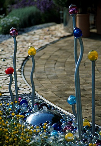 WATER_FEATURE_WITH_MARBLES_AND_COLOURED_GLASS_LIGHTS_ON_METAL_STICKS_TATTON_PARK_2002_DESIGNERS_CHAP