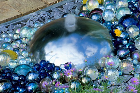 METAL_WATER_FEATURE_SURROUNDED_BY_MARBLES_TATTON_PARK_2002_DESIGNERS_CHAPMAN_BRYNE__DANIEL