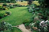 GENERAL VIEW OVER LAUNA SLATTERS GARDEN  OXFORDSHIRE  WITH BORDERS AND LAWN