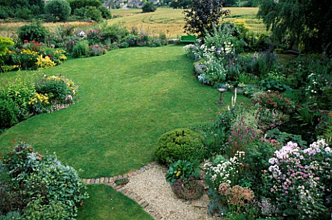 GENERAL_VIEW_OVER_LAUNA_SLATTERS_GARDEN__OXFORDSHIRE__WITH_BORDERS_AND_LAWN