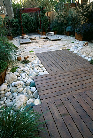 ROOF_GARDEN_WITH_RED_CEDAR_DECKING__BAMBOO_LOUNGERS__WHITE_BOULDERS_AND_BARLEYCORN_GRAVEL_DESIGN_BY_