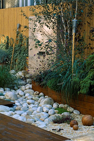 ROOF_GARDEN_WITH_BAMBOO_FENCING___WHITE_BOULDERS__BARLEYCORN_GRAVEL__RED_CEDAR_DECKING_AND_WATER_FEA