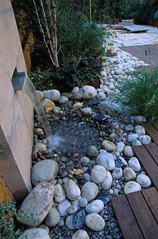 ROOF_GARDEN_WITH_BAMBOO_FENCING___WHITE_BOULDERS__BARLEYCORN_GRAVEL__RED_CEDAR_DECKING_AND_WATER_FEA