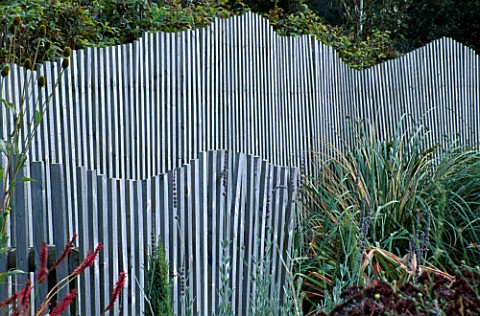 CURVED_WINDBREAKS_AT_MARCHANTS_HARDY_PLANTS__EAST_SUSSEX