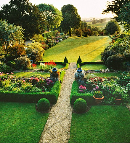 PETTIFERS_GARDEN__OXFORDSHIRE__DESIGNER_GINA_PRICE_VIEW_FROM_THE_HOUSE_AS_DAWN_SUNRISE_STRETCHES_ACR