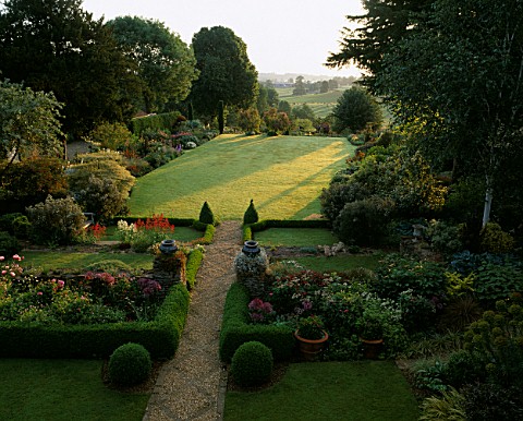 PETTIFERS_GARDEN__OXFORDSHIRE__DESIGNER_GINA_PRICE_VIEW_FROM_THE_HOUSE_AS_DAWN_SUNRISE_STRETCHES_ACR