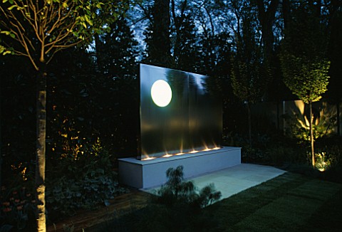 SANCTUARY_GARDEN_SPONSORED_BY_MERRILL_LYNCH_AT_THE_CHELSEA_FLOWER_SHOW_2002_DESIGNED_BY_STEPHEN_WOOD