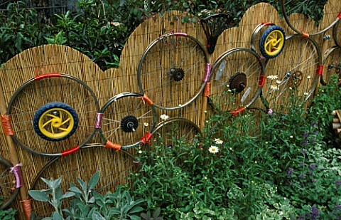CHELSEA_FLOWER_SHOW_2003_DESIGNER_POZ_MARTIN_AND_DEENA_KESTENBAUM_FENCE_MADE_FROM_RECYCLED_BICYCLE_W