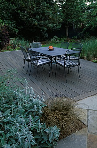 DECKED_GARDEN_WITH_TABLE_AND_CHAIRS_DESIGNER_SARAH_LAYTON