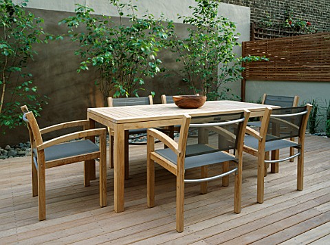 ROOF_GARDEN_LIMESTONE_PAVING__BEECH_PEBBLES__TEAK_TABLE_AND_CHAIRS__ITALIAN_POLISHED_PLASTER_WALL__A
