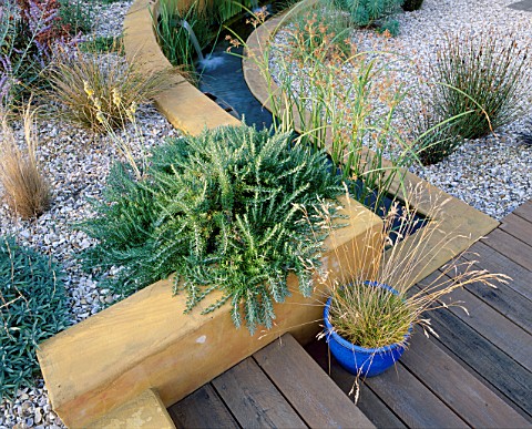 DETAIL_OF_GRAVEL_GARDEN_WITH_RENDERED_CONCRETE_WALL__WATER_RILL__WOODEN_DECKING__BLUE_GLAZED_CONTAIN