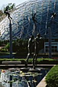 MISSOURI BOTANICAL GARDEN  ST LOUIS  USA: THE CLIMATRON  A GEODESIC DOME GREENHOUSE WITH STATUARY IN FRONT