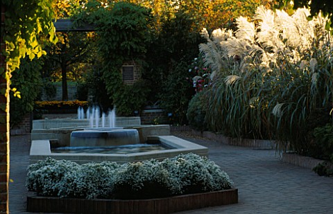 CHICAGO_BOTANIC_GARDEN__USA__FOUNTAIN_AND_POOL_AT_SUNSET