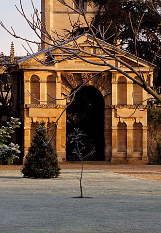 OXFORD_BOTANIC_GARDEN_WINTER_VIEW_OF_THE_MAIN_GATE_IN_FROST
