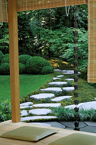 CHELSEA_FLOWER_SHOW_2004_JAPANESE_GARDEN_BY_THE_JAPANESE_GARDEN_SOCIETY_VIEW_OUT_OF_SHOJI_SCREEN_TO_