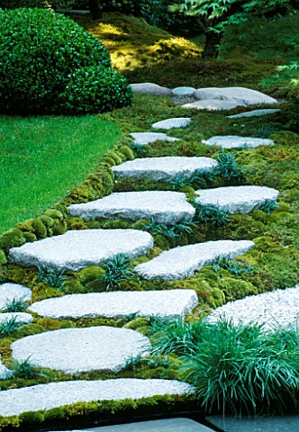 CHELSEA_FLOWER_SHOW_2004_JAPANESE_GARDEN_BY_THE_JAPANESE_GARDEN_SOCIETY_STEPPING_STONES_AND_MOSS