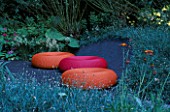 CHELSEA 2004: THE MERRILL LYNCH GARDEN DESIGNED BY DAN PEARSON: PINK AND ORANGE SEATS