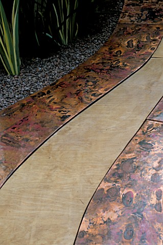 CHELSEA_2004_BT_LIVING_PAINTINGS_GARDEN_DESIGNED_BY_HANNAH_GENDERS_COPPER_AND_BIRCH_DECKING