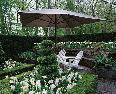KEUKENHOF_GARDENS__HOLLAND_FORMAL_WHITE_GARDEN_WITH_BOX_HEDGING_AND_TOPIARY__SEATS_AND_PARASOL_IN_BE