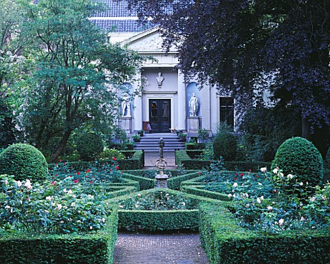 AMSTERDAM_PRIVATE_GARDEN__FORMAL_GADEN_WITH_CLIPPED_BOX_AND_SUNDIAL