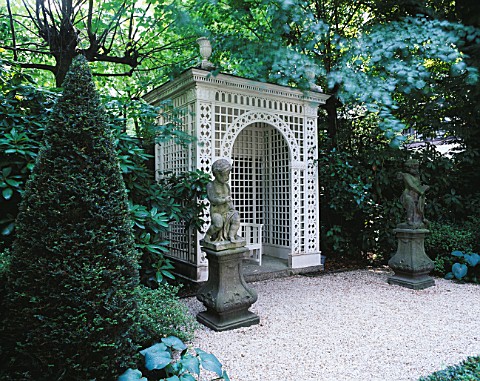 AMSTERDAM_PRIVATE_GARDEN__FORMAL_GARDEN_WITH_STATUES_AND_WHITE_TRELLIS_ARBOUR