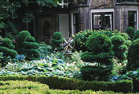 AMSTERDAM_PRIVATE_GARDEN_HERENGRACHT_476__FORMAL_GARDEN_WITH_SUNDIAL__BOX_TOPIARY_AND_HEDGING__HOSTA