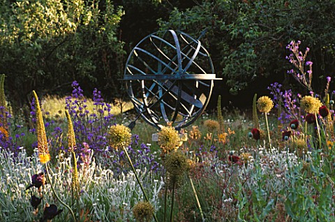 ANGEL_COLLINS_GARDEN_SUNDIAL_BY_DAVID_HARBER_SURROUNDED_BY_ALLIUM_GLOBEMASTER__POPPIES_AND_ANCHUSA_A