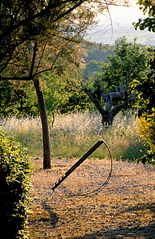 LA_CHABAUDE__FRANCE_DESIGNER__PHILIPPE_COTTET_METAL_SCULPTURE_BY_ALAIN_DAVID_IDOUX_WITH_COUNTRYSIDE_