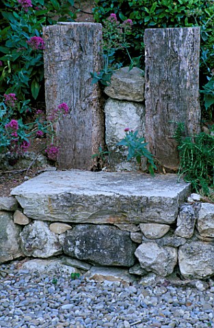 LA_CHABAUDE__FRANCE_DESIGNER__PHILIPPE_COTTET_A_PLACE_TO_SIT__SEAT_MADE_FROM_WOOD_AND_STONE