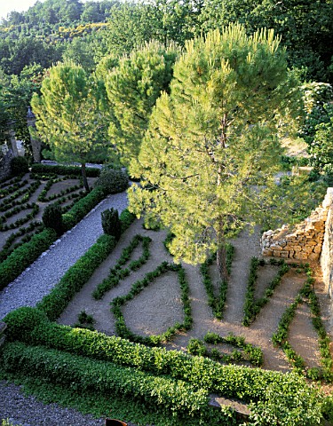 LA_CHABAUDE__FRANCE_DESIGNER__PHILIPPE_COTTET_VIEW_OF_GRAVEL_AND_BOX_PARTERRE_FROM_TOP_OF_HOUSE_WITH
