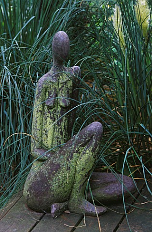 A_HELEN_SINCLAIR_SCULPTURE_ON_THE_DECK_GREYSTONE_COTTAGE__OXFORDSHIRE