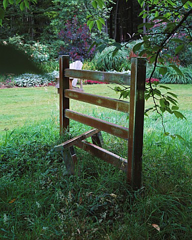 METAL_STILE_SCULPTURE_BENEATH_A_TREE_AT_GREYSTONE_COTTAGE__OXFORDSHIRE