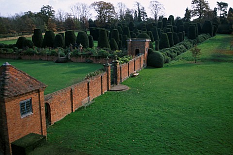 PACKWOOD_HOUSE__WARWICKSHIRETHE_TOPIARY_GARDEN_SEEN_FROM_THE_WALLED_GARDEN