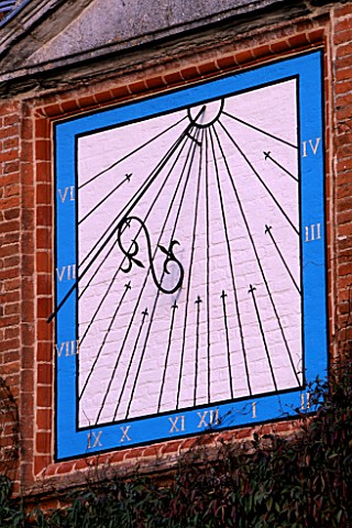 PACKWOOD_HOUSE__WARWICKSHIRE__IN_WINTER_THE_SUNDIAL_ON_THE_HOUSE_WALL