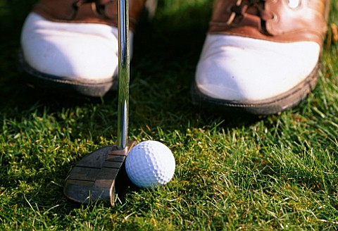 PUTTER_AND_GOLF_BALL_WITH_SHOES