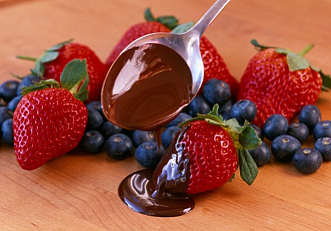 STRAWBERRIES_AND_BLUEBERRIES_WITH_MELTED_CHOCOLTAE