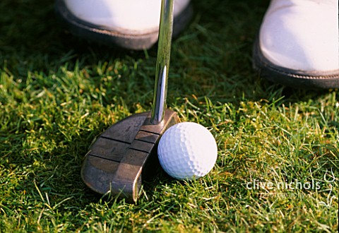 GOLF_BALL_WITH_PUTTER_AND_SHOES