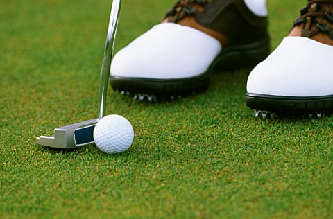 GOLF_SHOES_AND_PUTTER