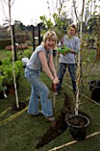 LADY GARDENERS AT THE GREAT GARDEN CHALLENGE  BLENHEIM PALACE  OXFORD