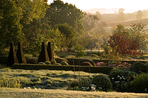 PETTIFERS_GARDEN__OXFORDSHIRE_VIEW_ACROSS_THE_GARDEN_IN_SPRING_TO_THE_PARTERRE_AND_COUNTRYSIDE_BEYON