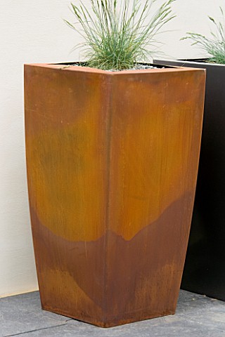 RUST_COLOURED_FIBREGLASS_CONTAINER_PLANTED_WITH_FESTUCA_DESIGN_BY_GREEN_INTERIORS
