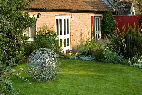 THE_LAWN_AT_THE_BACK_OF_THE_GARDEN_WITH_ALLIUM__A_SCULPTURE_BY_RUTH_MOILLIET_WINGWELL_NURSERY___RUTL