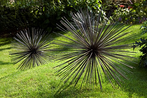SEED_HEADS__A_SCULPTURE_BY_RUTH_MOILLIETON_THE_LAWN_WINGWELL_NURSERY___RUTLAND