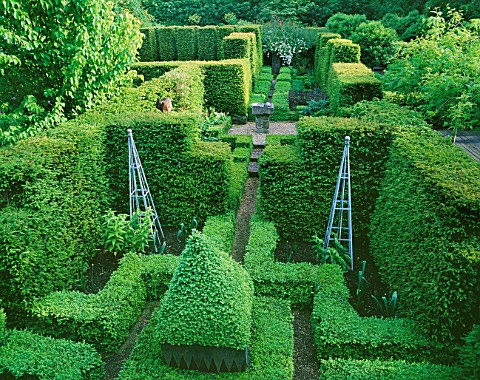 RIDLERS_GARDEN__SWANSEA__WALES_BOX_AND_YEW_HEDGING__DESIGNER_TONY_RIDLER