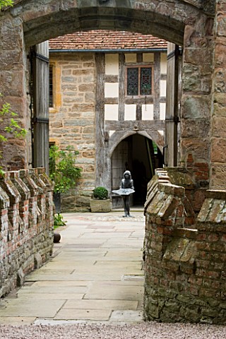 BIRTSMORTON_COURT__WORCESTERSHIRE_VIEW_OVER_THE_MAIN_BRIDGE_INTO_THE_COURTYARD_THROUGH_THE_HOUSE_TO_
