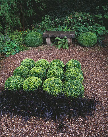 MAYROYD_MILL_HOUSE__YORKSHIRE_DESIGNERS_RICHARD_EASTON_AND_STEVE_MACKAY__SQUARE_IN_GRAVEL_WITH_BOX_B