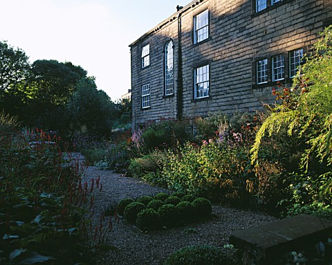 MAYROYD_MILL_HOUSE__YORKSHIRE_DESIGNERS_RICHARD_EASTON_AND_STEVE_MACKAY_BORDER_IN_FRONT_OF_THE_MILL_