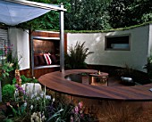 URBAN SPACE GARDEN  CHELSEA FLOWER SHOW 2005  DESIGNER; KATE GOULD. TOWN GARDEN WITH CURVED WOODEN SEAT AND WHITE WALL