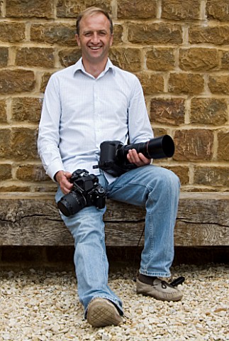 CLIVE_NICHOLS_WITH_CAMERAS_IN_HIS_OWN_GARDEN