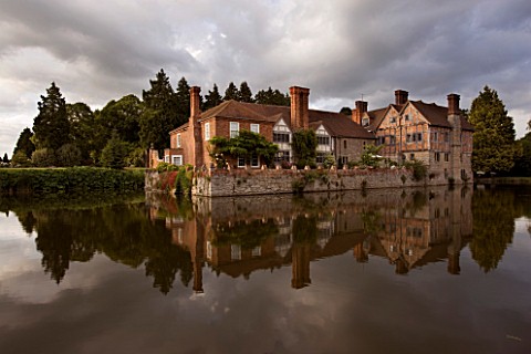 BIRTSMORTON_COURT__WORCESTERSHIRE_VIEW_TO_THE_COURT_ACROSS_THE_MOAT